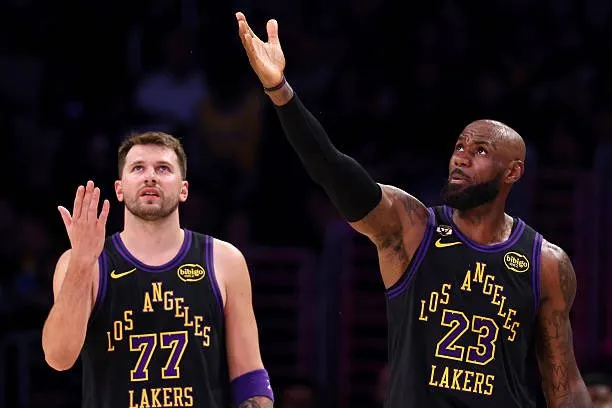 b体育官网-MacMahon:詹姆斯在湖人像后座乘客,球队已进入东契奇时代